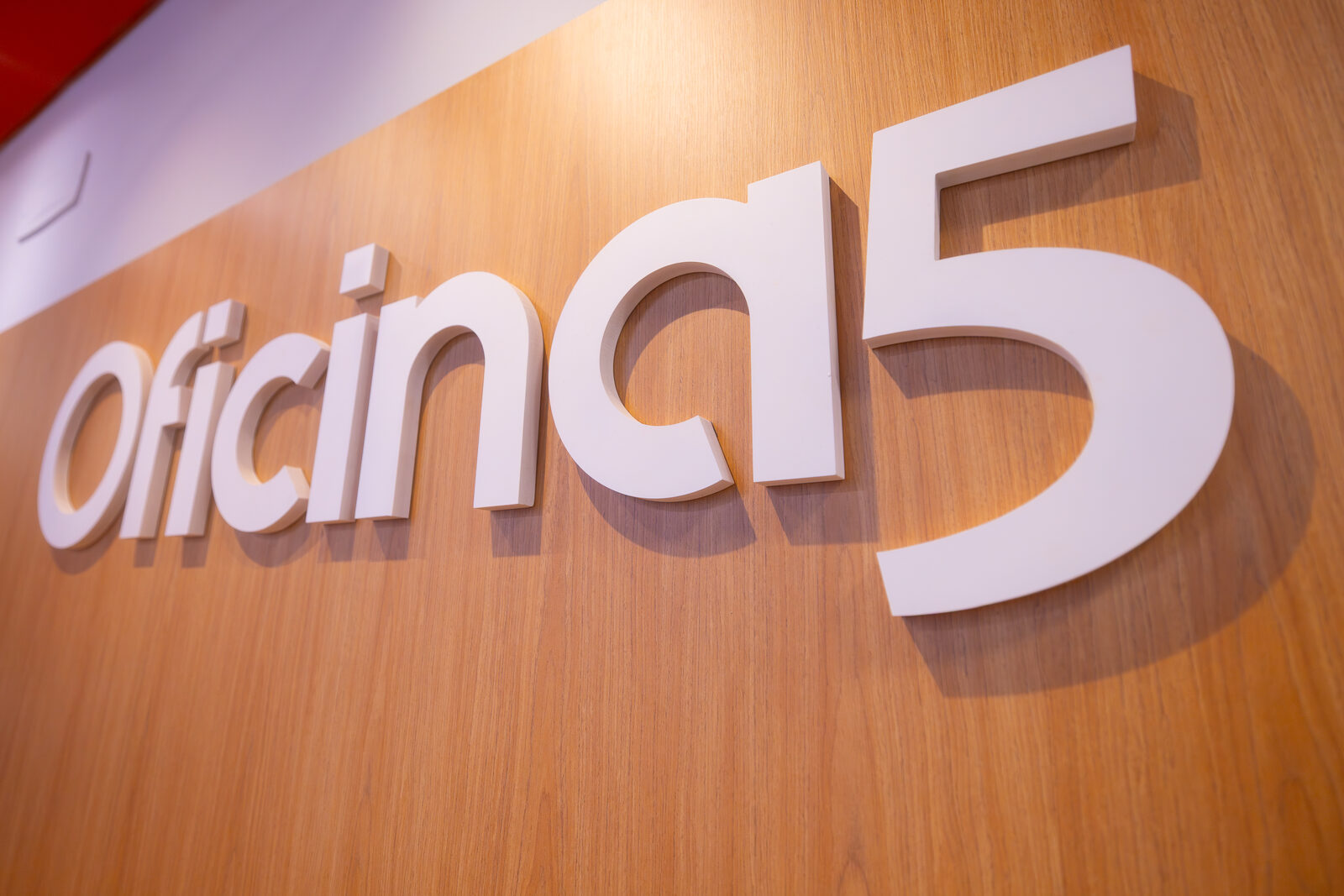 Marca Oficina5 aplicada na parede da sede da empresa