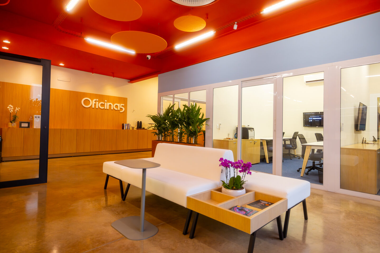 Recepção da Oficina5 com a marca e salas de reunião