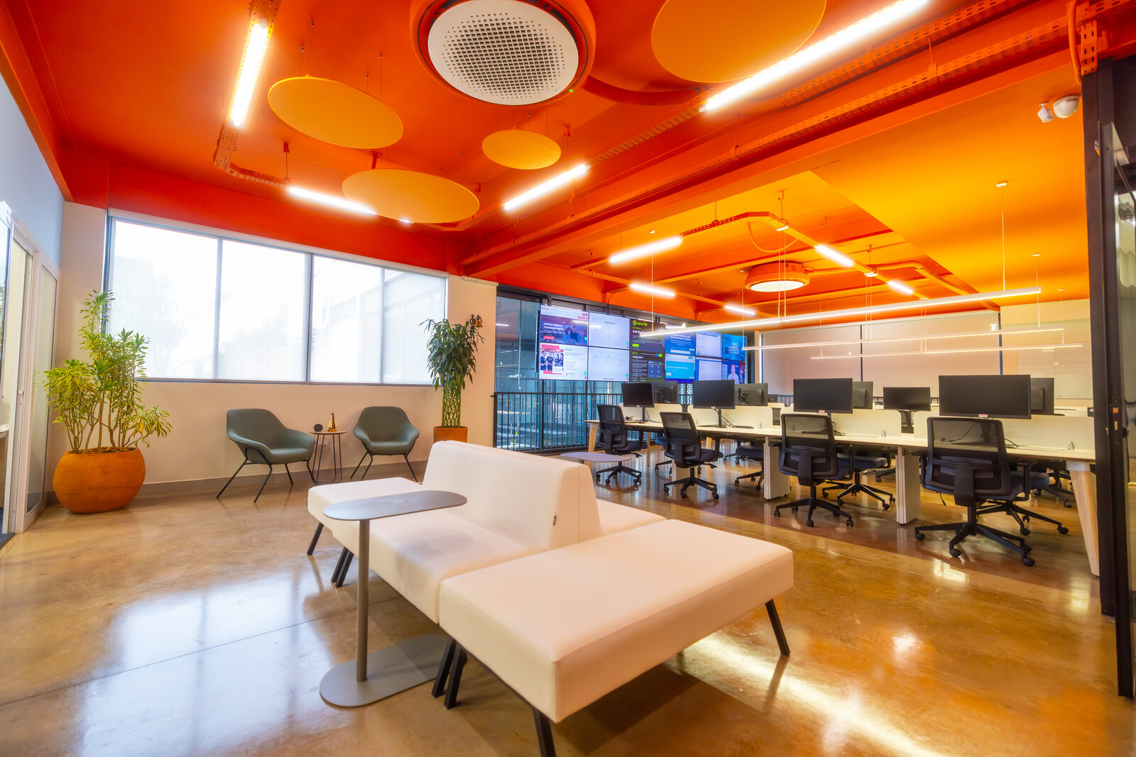 Ambiente de trabalho aberto da Oficina5, com lounge e estações